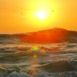 Park Narodowy Queulat: Lodowiec wiszący w chilijskiej Patagonii Spokojne fale oceanu wygrzewają się w ciepłym blasku chilijskiego zachodu słońca, rejestrując spokój i naturalne piękno.