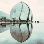 Fasada współczesnego sferycznego Domu Modlitwy złożonego z marmurowych skrzydeł znajdujących się w Santiago na nabrzeżu