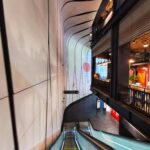 Elegancki widok schodów ruchomych w centrum handlowym odzwierciedlający nowoczesny projekt architektoniczny.