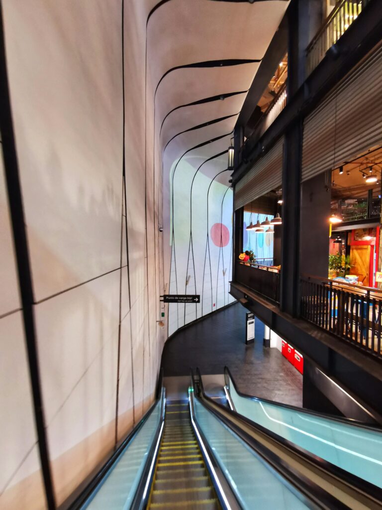 Elegancki widok schodów ruchomych w centrum handlowym odzwierciedlający nowoczesny projekt architektoniczny.