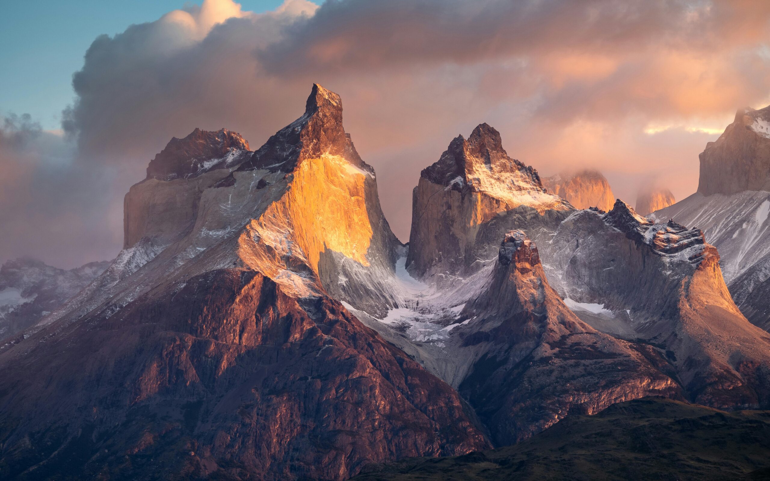 Zapierający dech w piersiach widok na ośnieżone góry podczas zachodu słońca w Torres del Paine, Patagonia, Chile.