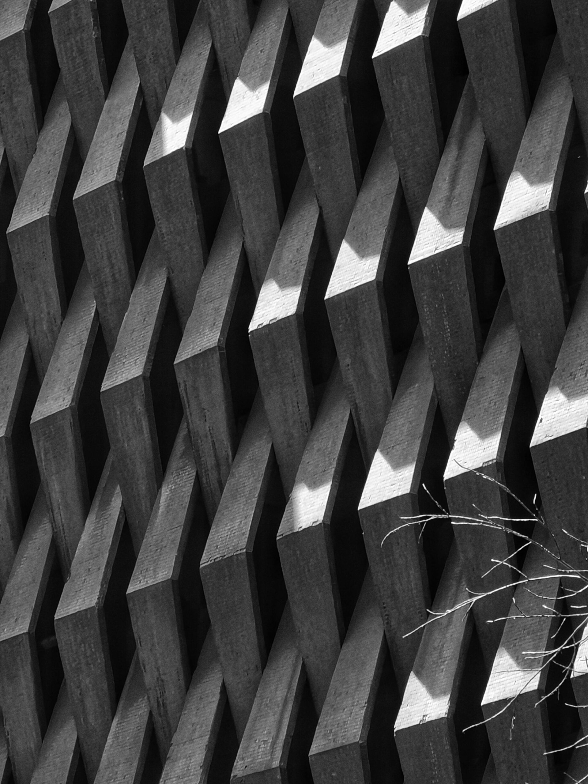 Czarno-biała abstrakcyjna architektura geometryczna w Santiago, Chile.