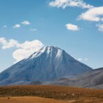 Jezioro General Carrera i Marmurowe Jaskinie Patagonii Majestatyczna pokryta śniegiem góra pod jasnym błękitnym niebem w Chile.