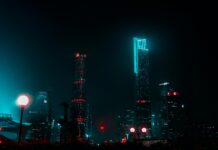 Rejs po rzece Li: Malownicze krajobrazy Guilin i Yangshuo Oszałamiający nocny widok na panoramę Kantonu z jasno oświetlonymi drapaczami chmur tworzącymi hipnotyzujący krajobraz miejski.