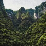 Malowniczy widok na zielone góry i spokojne wody w Yichang, prowincja Hubei, Chiny.