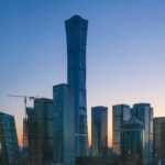 Chińskie zakupy: Najlepsze targi jedwabiu i porcelany Oszałamiający widok na panoramę Pekinu z kultowymi drapaczami chmur o zachodzie słońca.