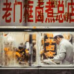 Szef kuchni pracujący w kuchni tradycyjnej restauracji w Pekinie, prezentujący autentyczną kuchnię chińską.