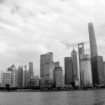 Dramatyczna czarno-biała panorama nowoczesnej dzielnicy Pudong w Szanghaju z kultowymi drapaczami chmur.