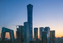 Chińskie zakupy: Najlepsze targi jedwabiu i porcelany Oszałamiający widok na panoramę Pekinu z kultowymi drapaczami chmur o zachodzie słońca.