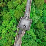 Zdjęcia z drona Wielkiego Muru Chińskiego otoczonego bujną zielenią w Huairou w Pekinie.