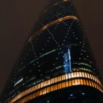 Oświetlony drapacz chmur w Kantonie w nocy z żywymi światłami.