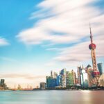 Oszałamiający widok na panoramę Szanghaju z słynną Wieżą Perłowej Orientu i nowoczesnymi drapaczami chmur.