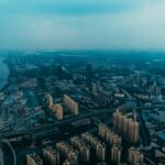 Xi’an: Starożytne miasto i początek Jedwabnego Szlaku Widok z lotu ptaka na miejski krajobraz Kantonu z drapaczami chmur i rzekami o zmierzchu.