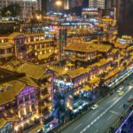 Zhangjiajie: Góry jak z filmu Avatar i szklane mosty Oszałamiający widok nocny na oświetloną tradycyjną chińską architekturę w tętniącym życiem mieście Chongqing.