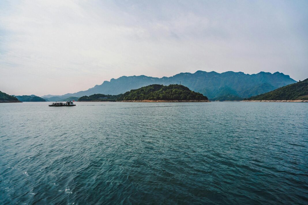 Zapierający dech w piersiach widok na spokojne jezioro na tle gór w Hubei w Chinach, idealny dla miłośników podróży.