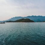 Wyspa Gulangyu: Muzyczna przystań u wybrzeży Xiamen Zapierający dech w piersiach widok na spokojne jezioro na tle gór w Hubei w Chinach, idealny dla miłośników podróży.