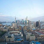 Makau: Połączenie portugalskiej przeszłości z azjatycką nowoczesnością Zapierający dech w piersiach widok na panoramę Szanghaju z kultowymi drapaczami chmur i rzeką Huangpu.