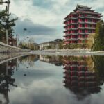 Oszałamiający widok na tradycyjną pagodę w Taiyuán, odbijającą się w kałuży w pochmurny dzień.