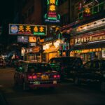 Odkryj tętniące życiem nocne życie Hongkongu dzięki żywym neonom i kultowym taksówkom na tętniącej życiem ulicy.
