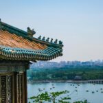 Pustynia Gobi: Oaza w Dunhuang i słynne groty Mogao Elegancka chińska architektura z panoramą miasta i widokiem na jezioro w Pekinie, Chiny.