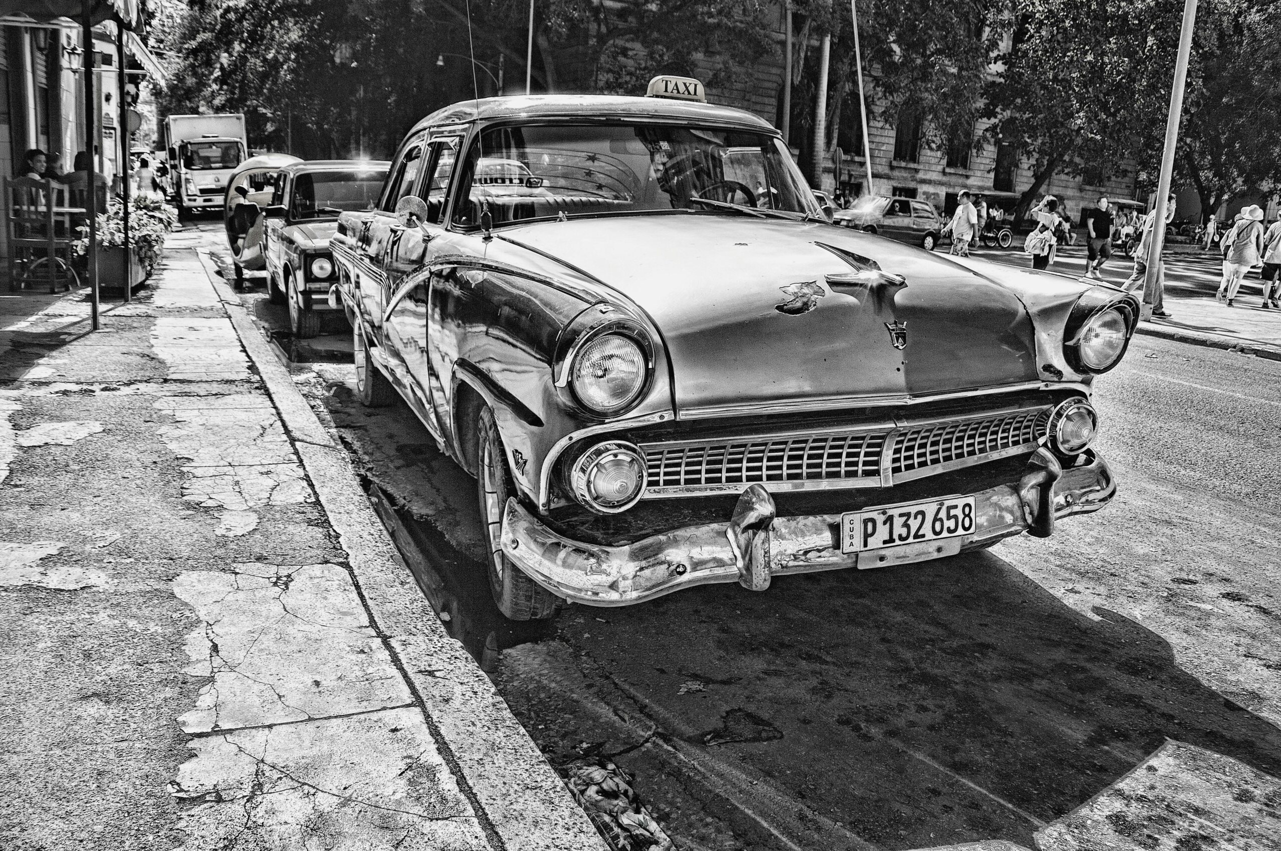 Czarno-białe zdjęcie klasycznej taksówki w Hawanie, oddaje nostalgiczny urok vintage.