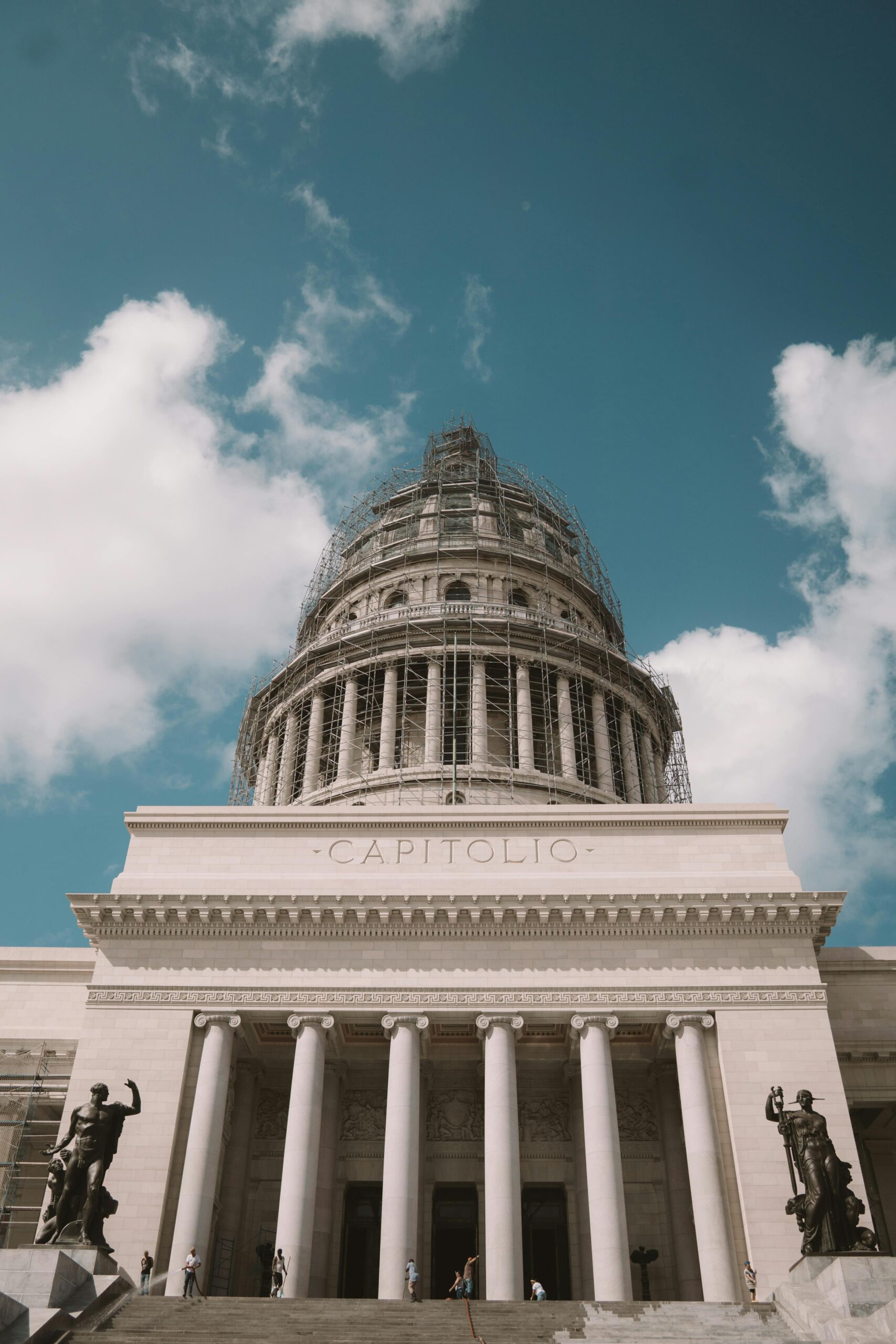 Majestatyczny widok na Kapitol w Hawanie, ukazujący jego wspaniałą architekturę i kultową kopułę.