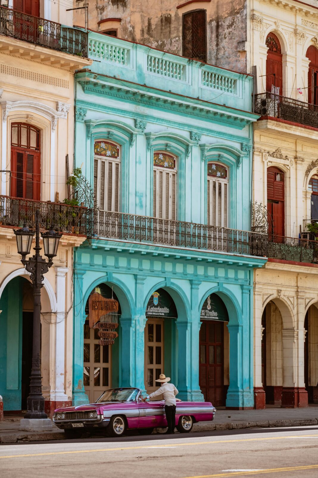 cuba Wibrująca architektura vintage i klasyczny samochód na ulicy w Hawanie na Kubie.