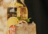 Zbliżenie orzeźwiającego koktajlu mojito z miętą i limonką przed butelką Havana Club.