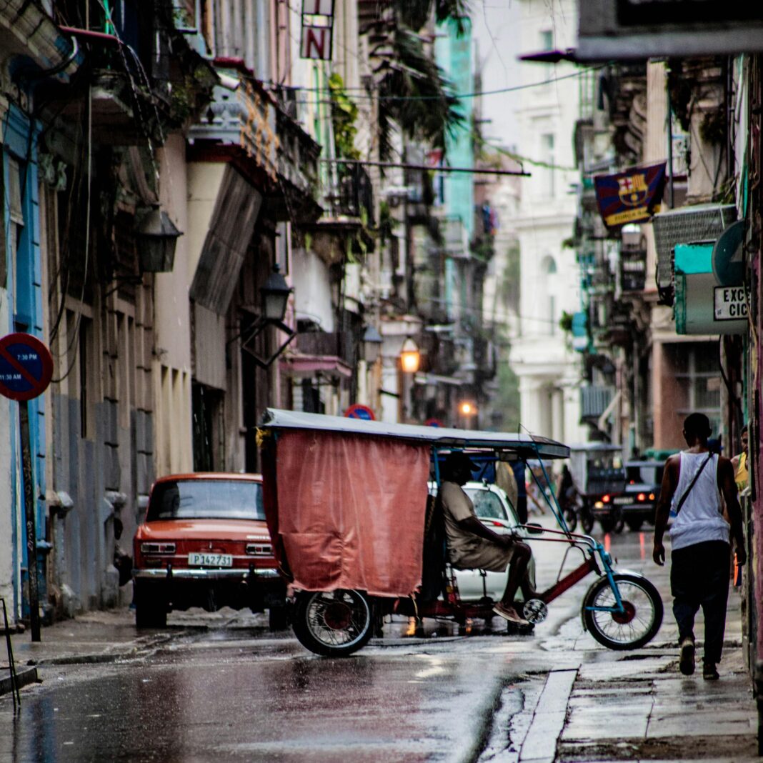 cuba Tętniąca życiem ulica w Hawanie na Kubie pełna jest klasycznych samochodów, rikszy i tętniącej życiem architektury.