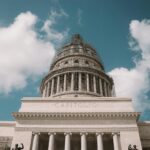 Najpiękniejsze parki narodowe Kuby Majestatyczny widok na Kapitol w Hawanie, ukazujący jego wspaniałą architekturę i kultową kopułę.