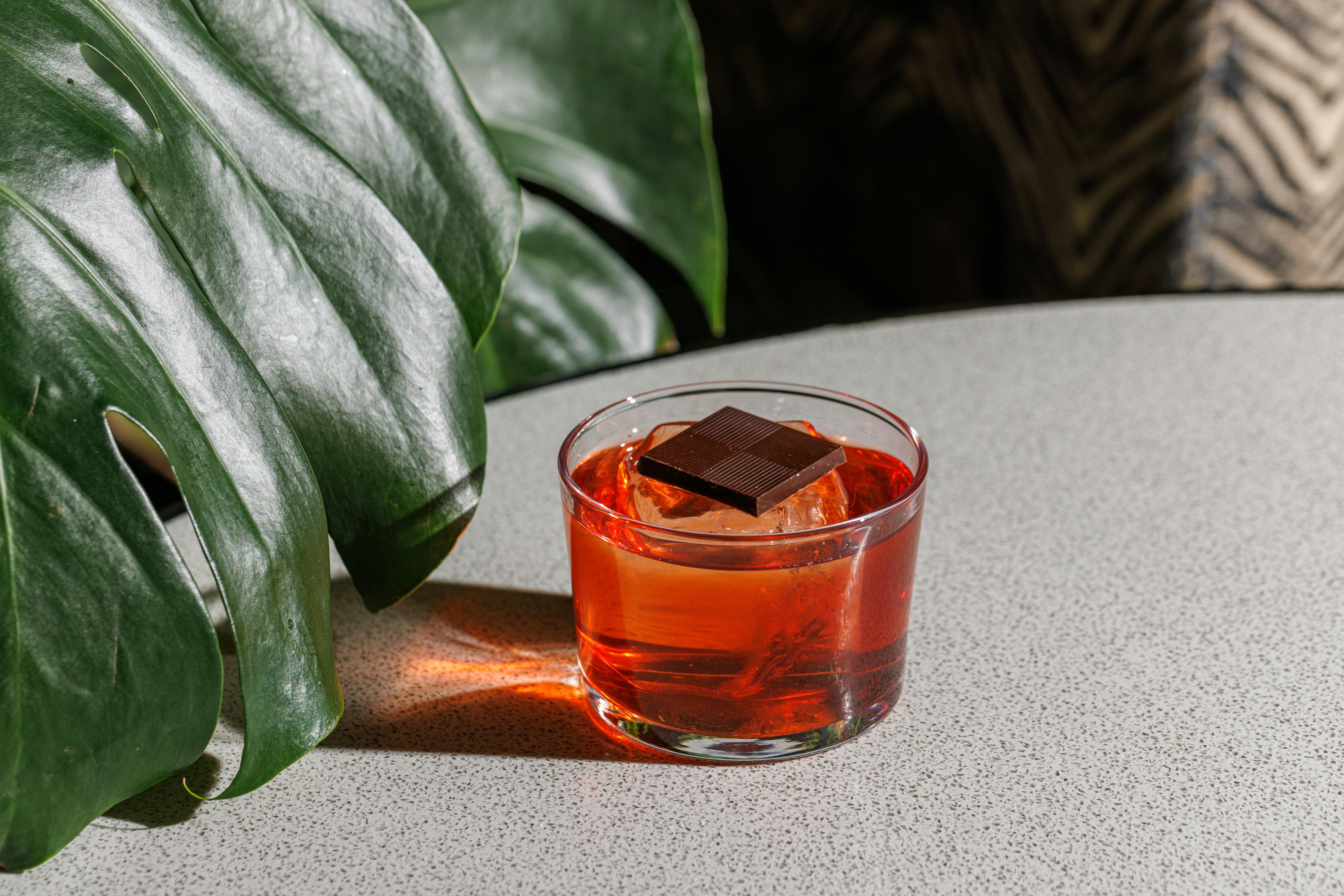 cuba Żywy koktajl Negroni przyozdobiony ciemną czekoladą, idealny do egzotycznych napojów.