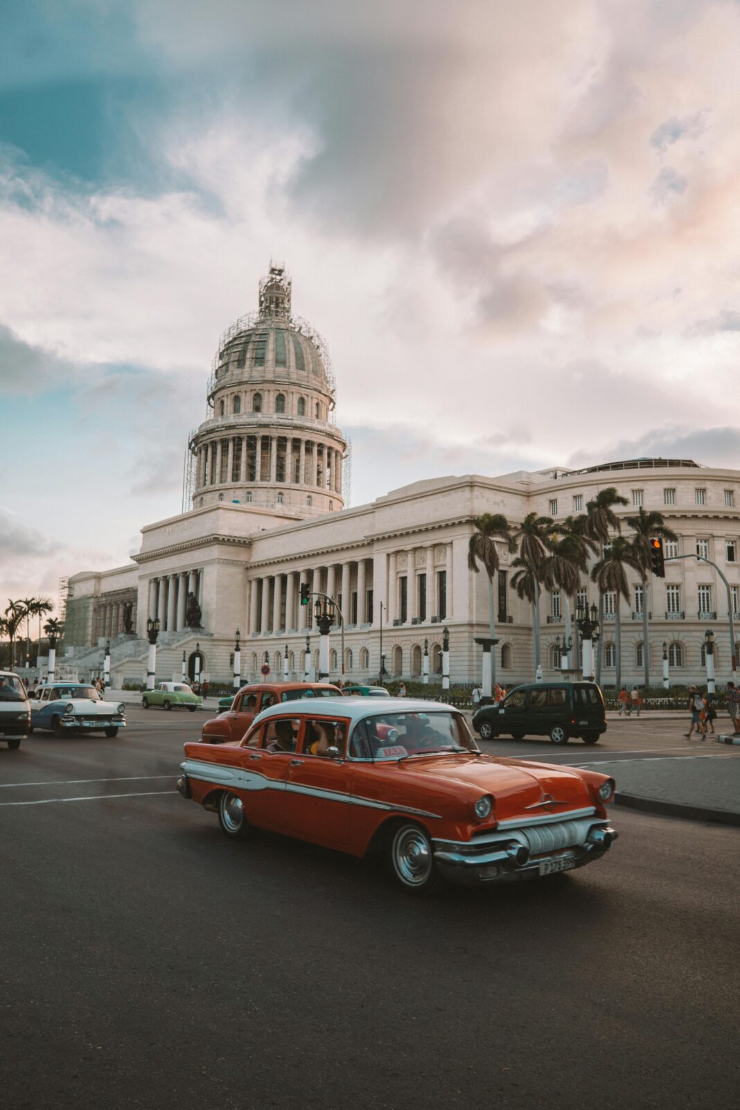 cuba Klasyczny samochód przejeżdża obok historycznego El Capitolio w Hawanie na Kubie, pod dramatycznym niebem.