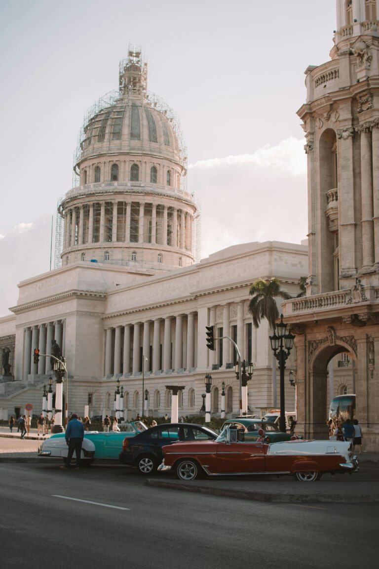 Klasyczne samochody El Capitolio w Hawanie, ukazujące zabytkowy urok Kuby i piękno architektury.