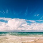 Spokojny krajobraz plaży Varadero na Kubie z czystym niebem i turkusową wodą.