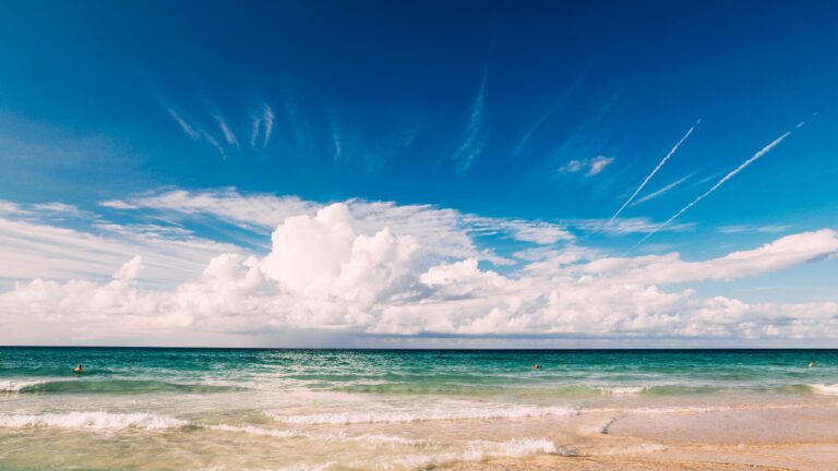 Spokojny krajobraz plaży Varadero na Kubie z czystym niebem i turkusową wodą.