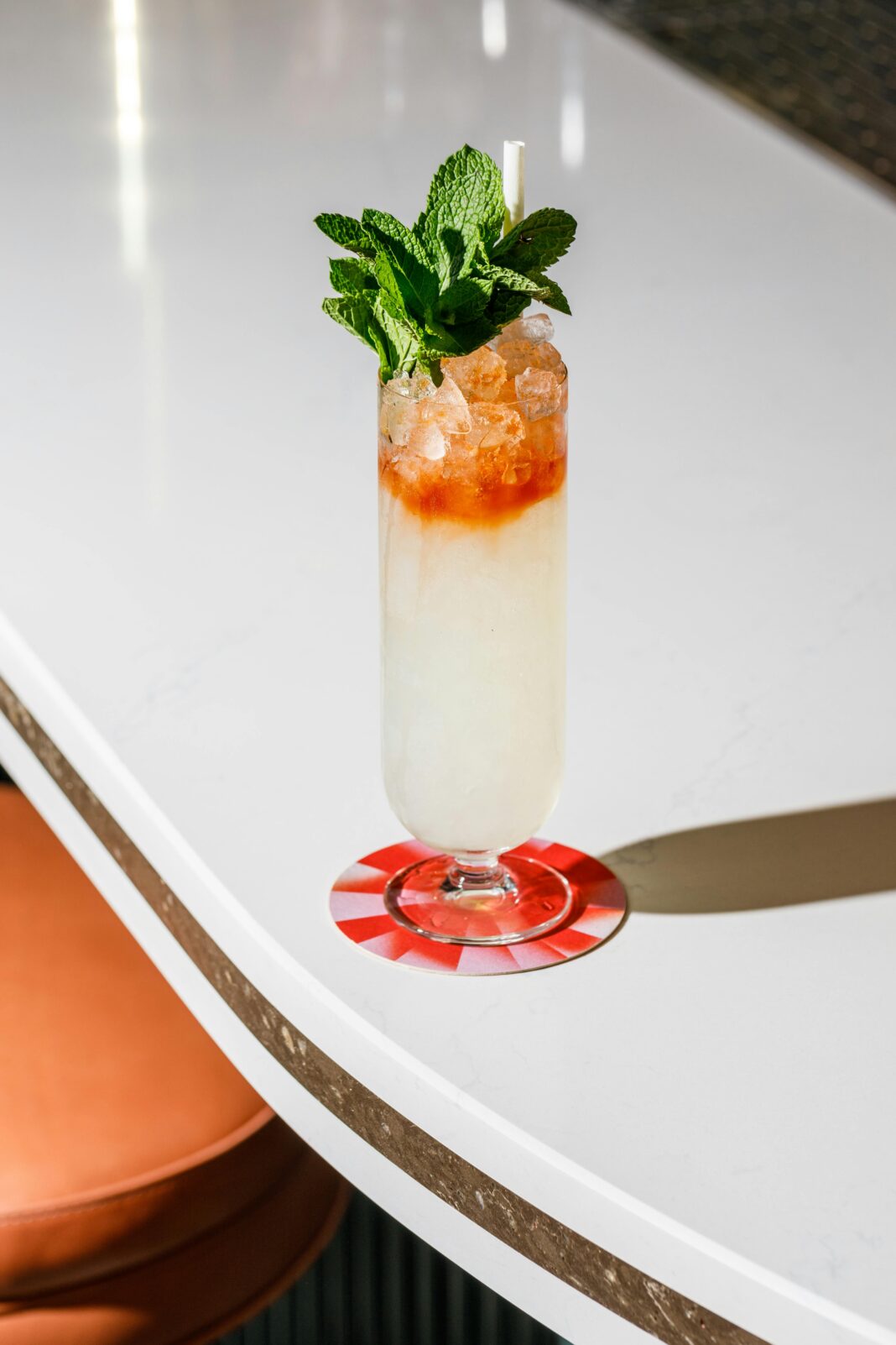 Żywy koktajl mojito przyozdobiony miętą na eleganckim białym barze na Kubie w stanie Nowy Jork.