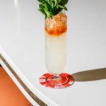 Żywy koktajl mojito przyozdobiony miętą na eleganckim białym barze na Kubie w stanie Nowy Jork.