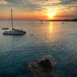 Ekologiczny Cypr: Parki Narodowe i Dzikie Obszary – Zielony Raj w Śródziemnomorskim Raju Spokojny zachód słońca nad żaglówką w Ayia Napa na Cyprze, uchwycony żywych kolorów i spokojnych mórz.