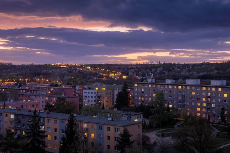 Malowniczy widok o zmierzchu na budynki mieszkalne w Pradze w Czechach, podkreślający architekturę miejską.