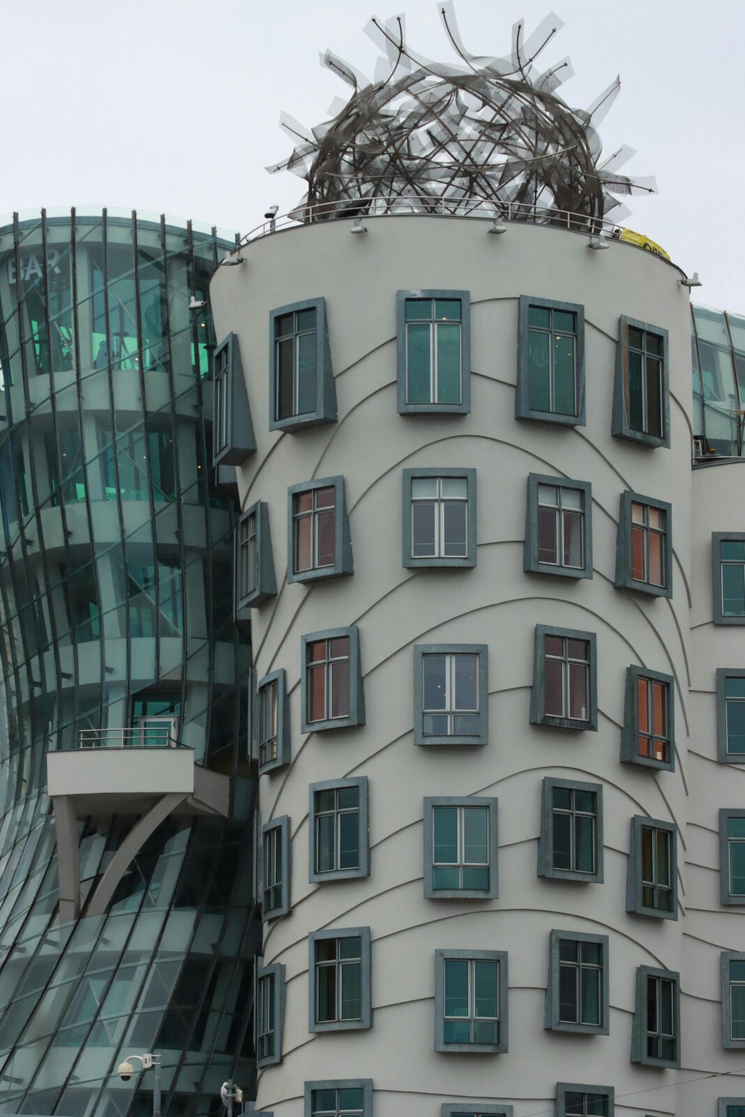 Poznaj nowoczesny i futurystyczny projekt Tańczącego Domu w Pradze w Czechach.