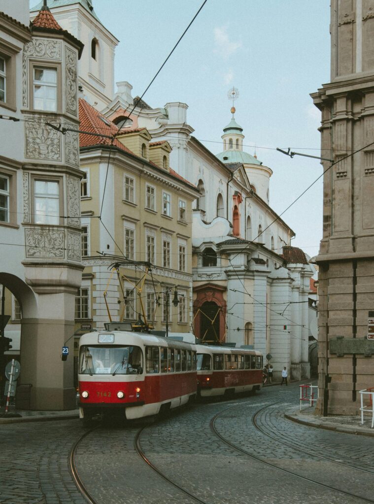 Zabytkowe tramwaje kursujące po historycznych ulicach Pragi, miasta bogatego w dziedzictwo architektoniczne.