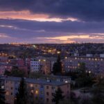 Malowniczy widok o zmierzchu na budynki mieszkalne w Pradze w Czechach, podkreślający architekturę miejską.