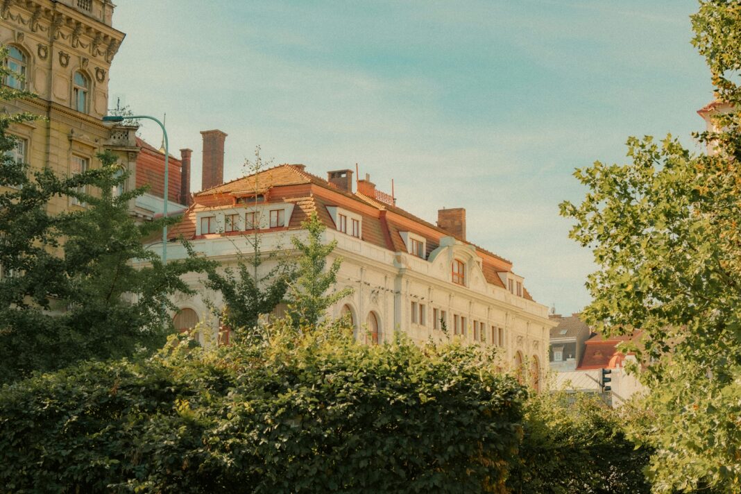 Malowniczy widok na historyczne budynki europejskie w Pradze w ciągu dnia.