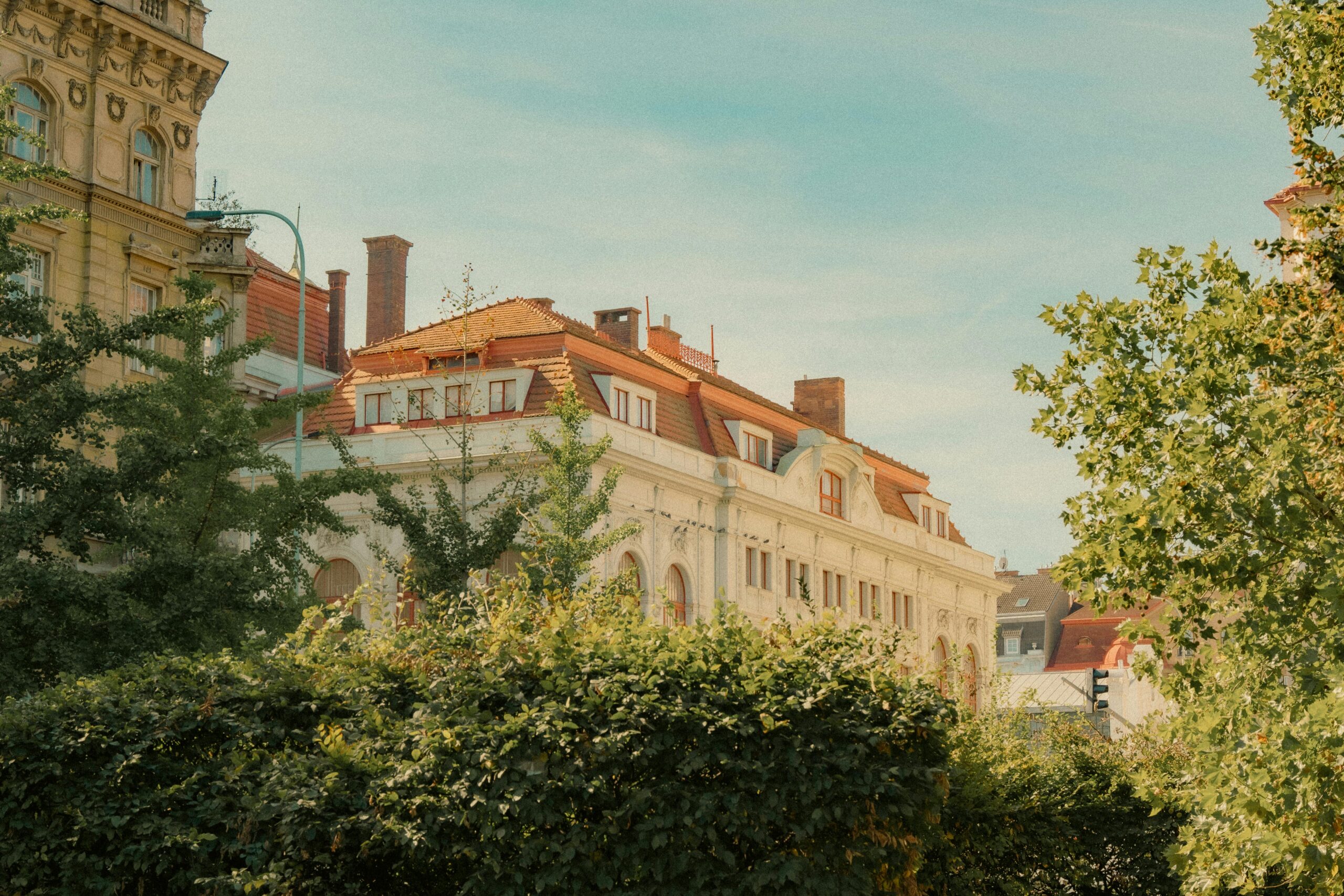 Malowniczy widok na historyczne budynki europejskie w Pradze w ciągu dnia.