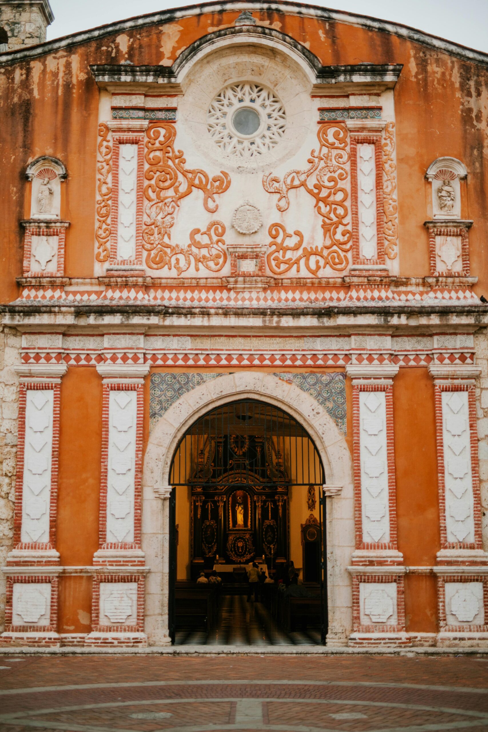 Ozdobne wejście do zabytkowego kościoła na Dominikanie, podkreślające szczegółową architekturę.