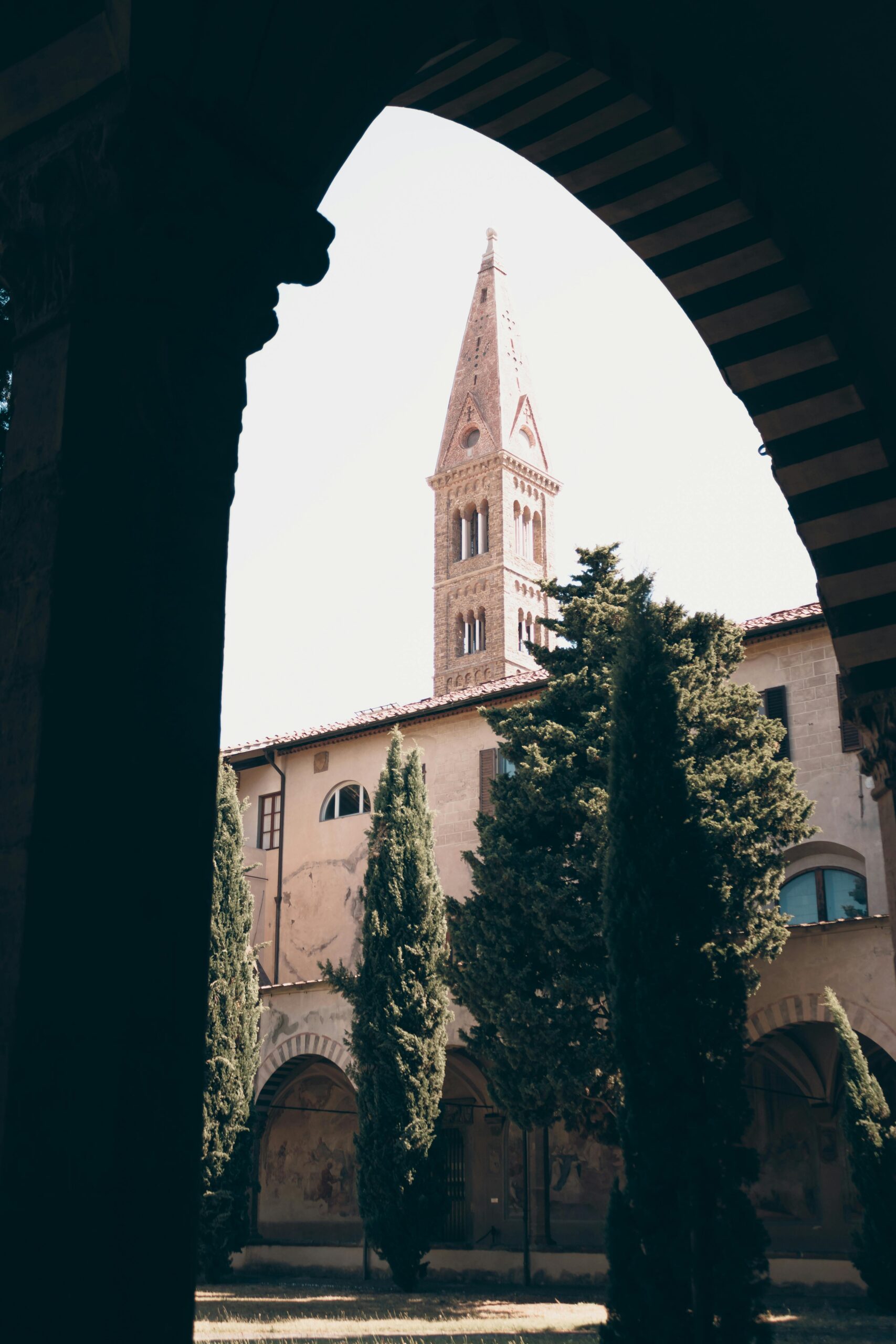 Widok na gotycką dzwonnicę z dziedzińca Santa Maria Novella we Florencji, Włochy.