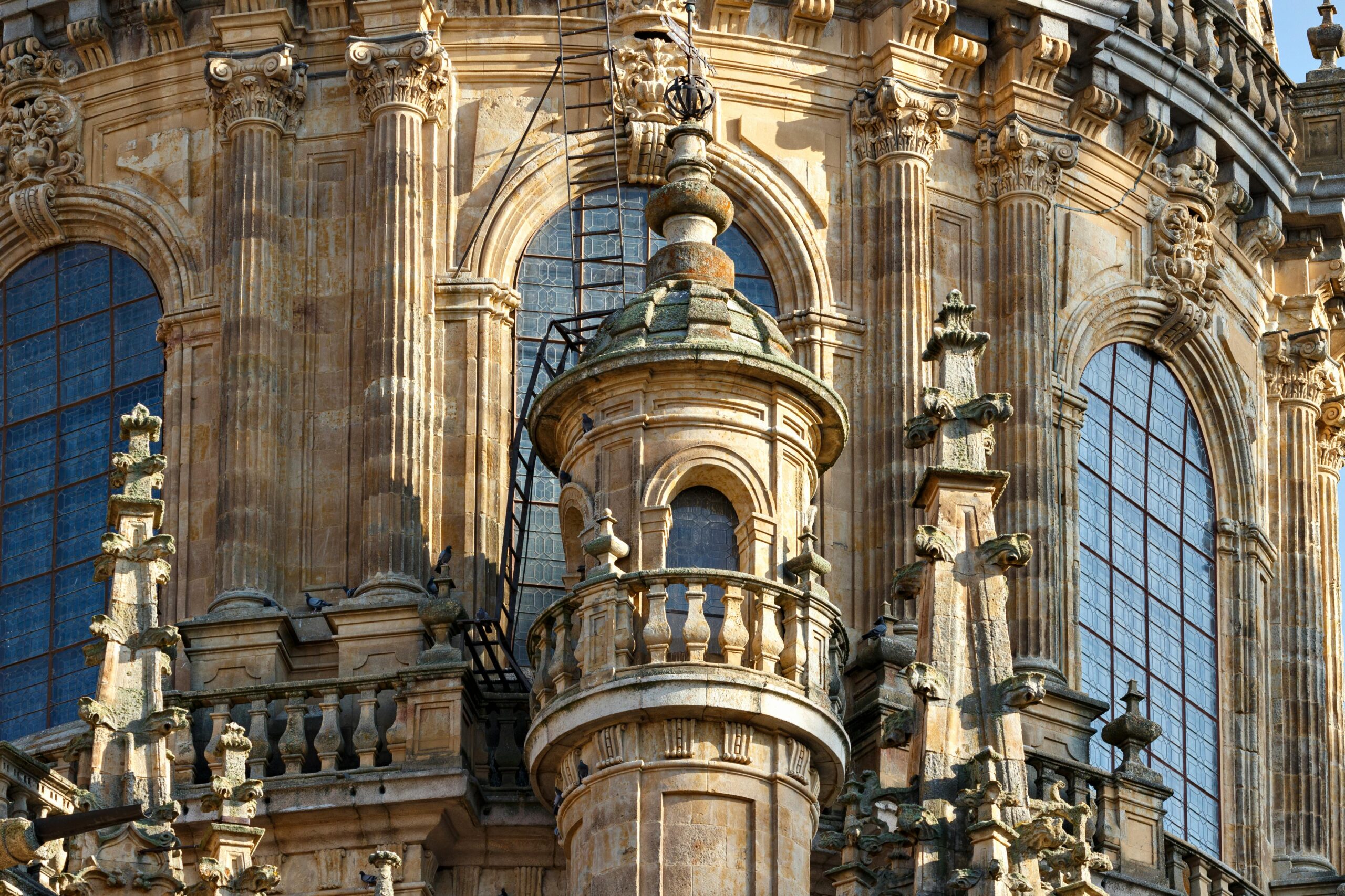 Zbliżenie na ozdobną fasadę katedry ukazującą wspaniałe detale architektoniczne i kunszt.