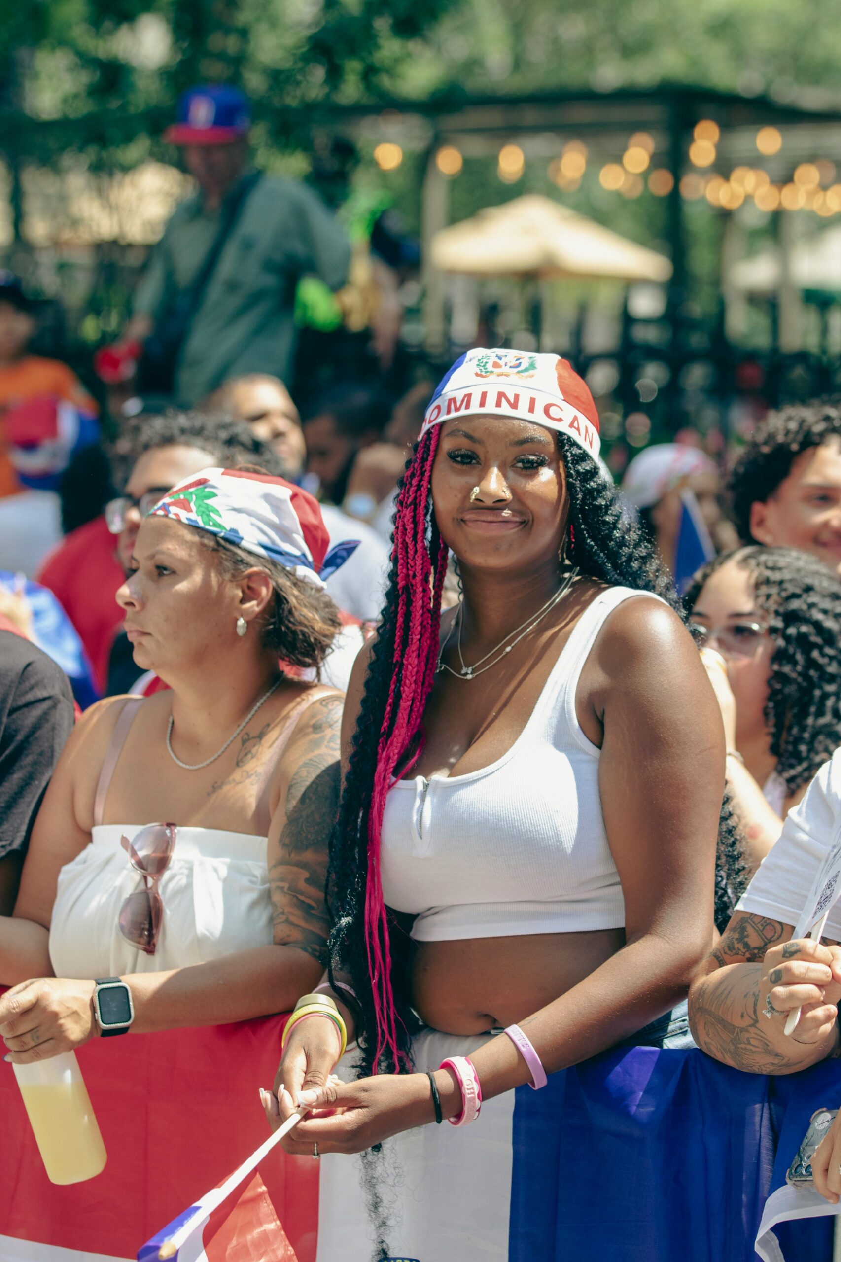 Żywa scena z parady z okazji Dnia Dominikany w Nowym Jorku, ukazująca kulturową dumę i jedność.