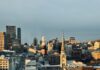 Widok z lotu ptaka na panoramę miasta Montreal z zabytkową wieżą kościoła o zachodzie słońca.