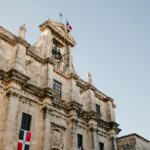 Niski kąt widzenia historycznej architektury kolonialnej z flagą w Santo Domingo.